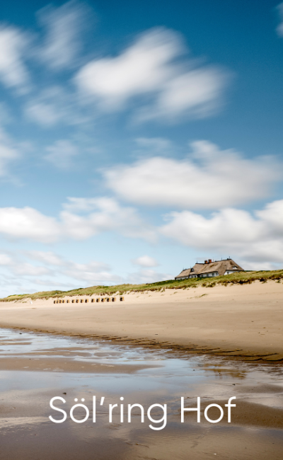 Ein Sandstrand mit einem Haus und grasbewachsenen Dünen im Hintergrund unter einem blauen Himmel mit vereinzelten Wolken. Am unteren Bildrand ist in weißer Schrift der Schriftzug „Söl’ring Hof“ zu sehen.
